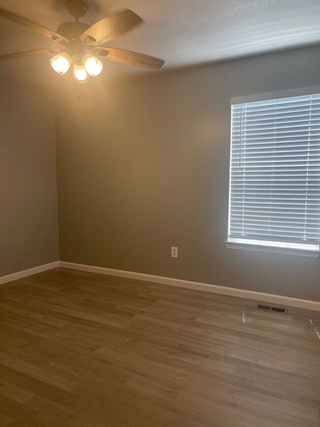 Building Photo - 18 Harrogate Ln