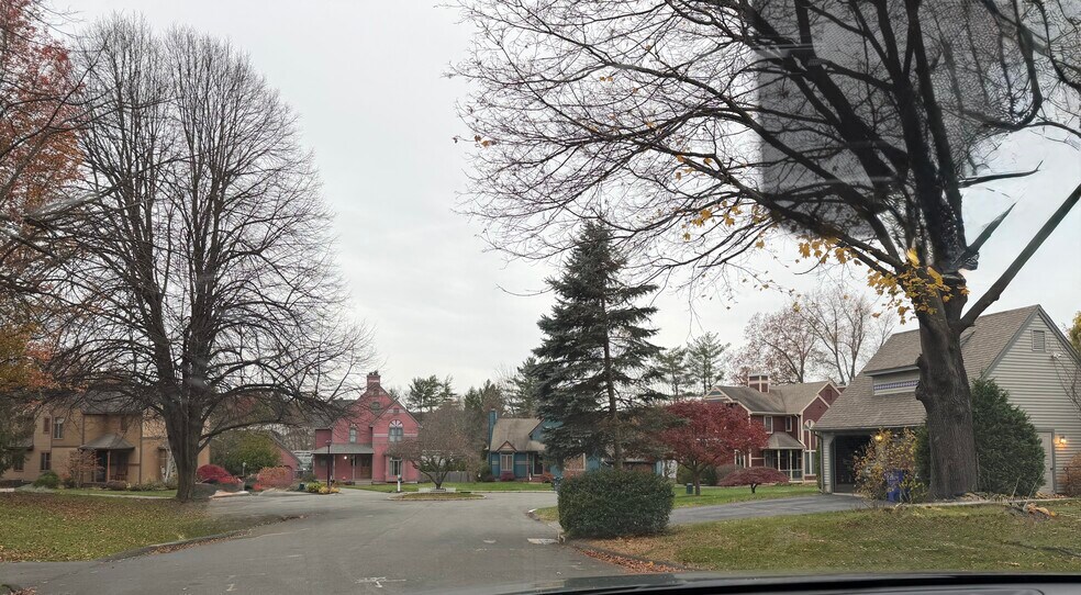 Neighbors in the lower cul-de-sac. Neighbor hood great for children to play, skate, ride bikes. - 20 Magnolia Hl