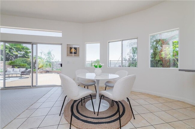 Building Photo - 338 Calle Vista