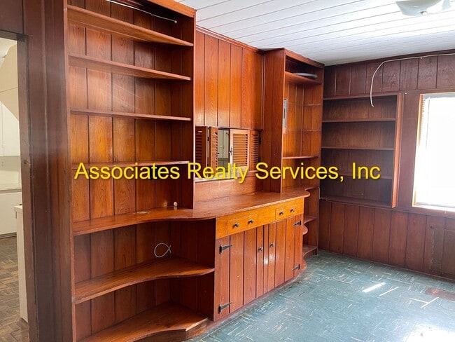 Building Photo - Large House, Close to Campus