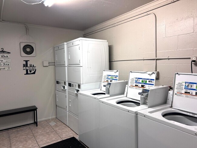 Building Photo - 2025/26 FALL/ WINTER MONTHLY  RENTAL ! FUR...