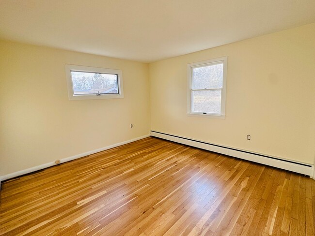 Building Photo - Spacious, sun-filled living with a backyar...