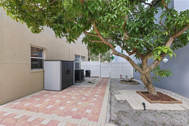 Building Photo - 2658 Sawyer Terrace