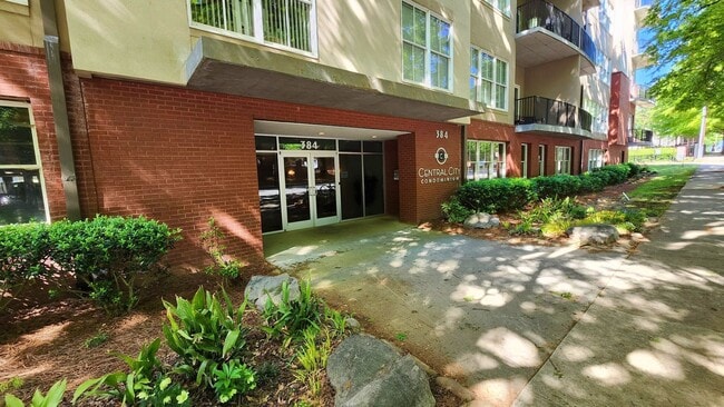 Building Photo - Lease Today! 2BR/2BA Condo in Old Fourth W...