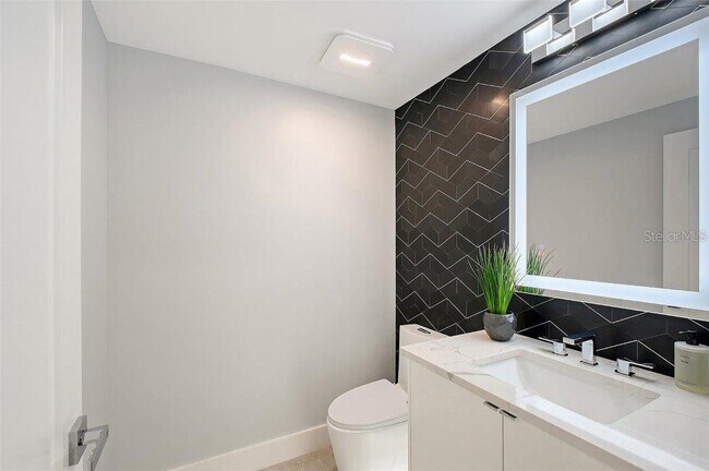 Building Photo - 650 Golden Gate Point