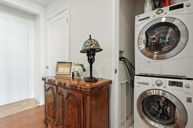 Building Photo - 1025 Maxwell Ln