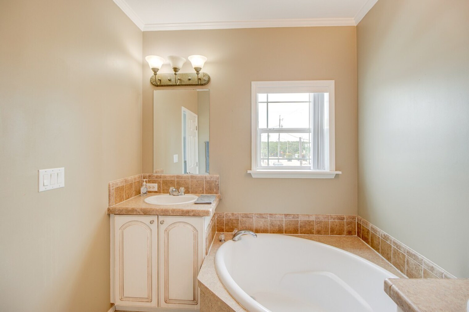 Building Photo - 210 W 2nd Ct