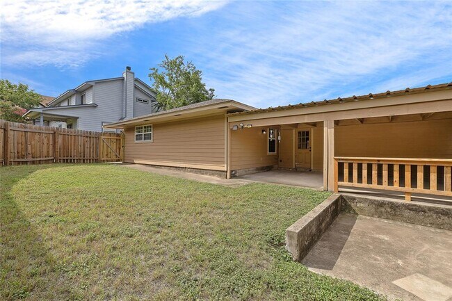 Building Photo - 1714 Shadowview Dr
