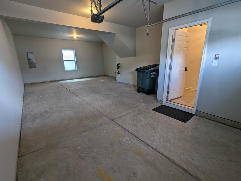 Building Photo - Room in Townhome on Scoter St