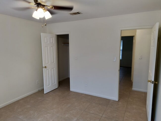 Building Photo - 3395 GreenBriar Triplex