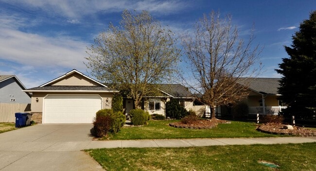 Building Photo - 3 bed 2 bath rancher with office