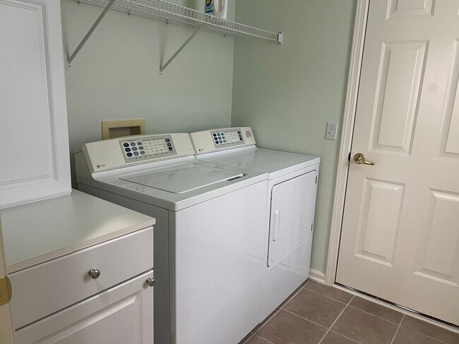 Building Photo - Beautifully Maintained Sun City Home!- Hal...