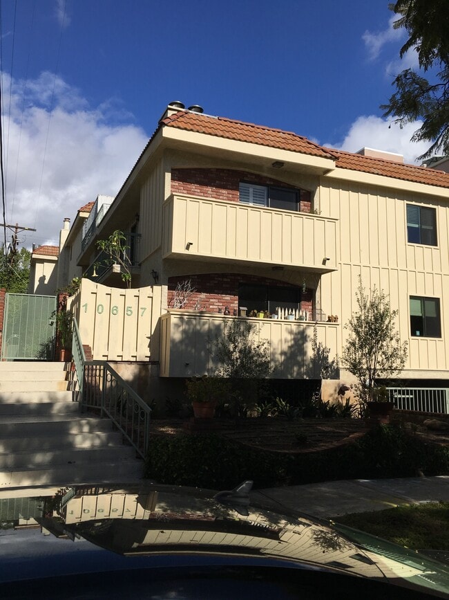 Building Photo - 10657 Wilkins Ave