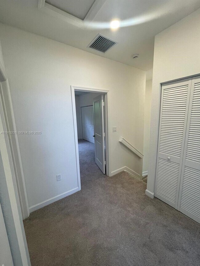 Building Photo - 1066 SE 2nd St