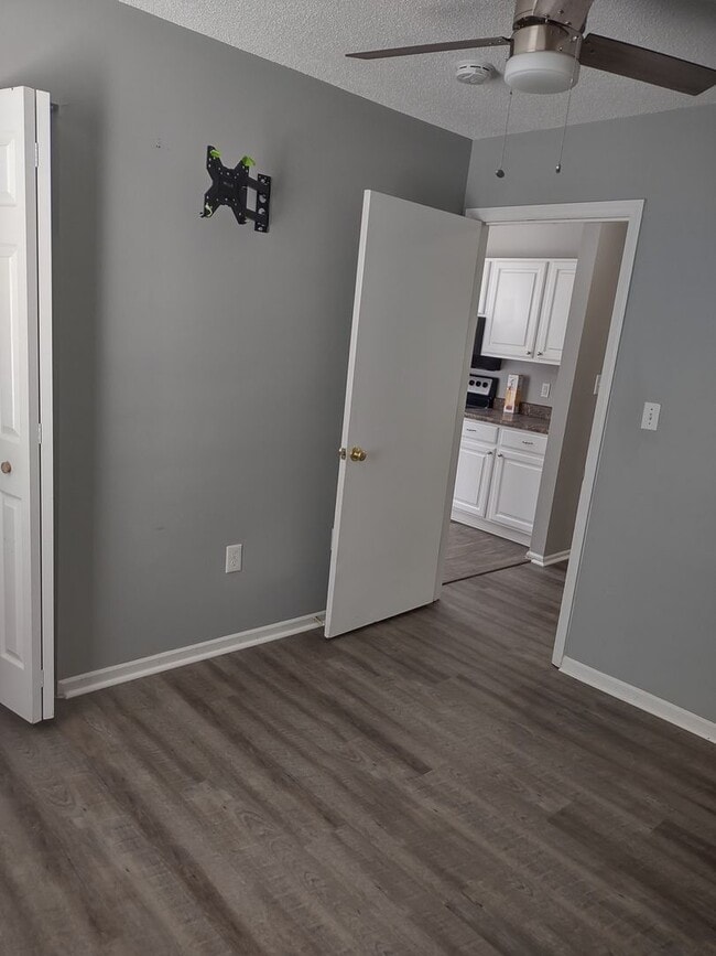 Building Photo - Fabulous Upgraded Three Bedroom/Two Bath Townhome - Walking Distance to Lexington Medical Center