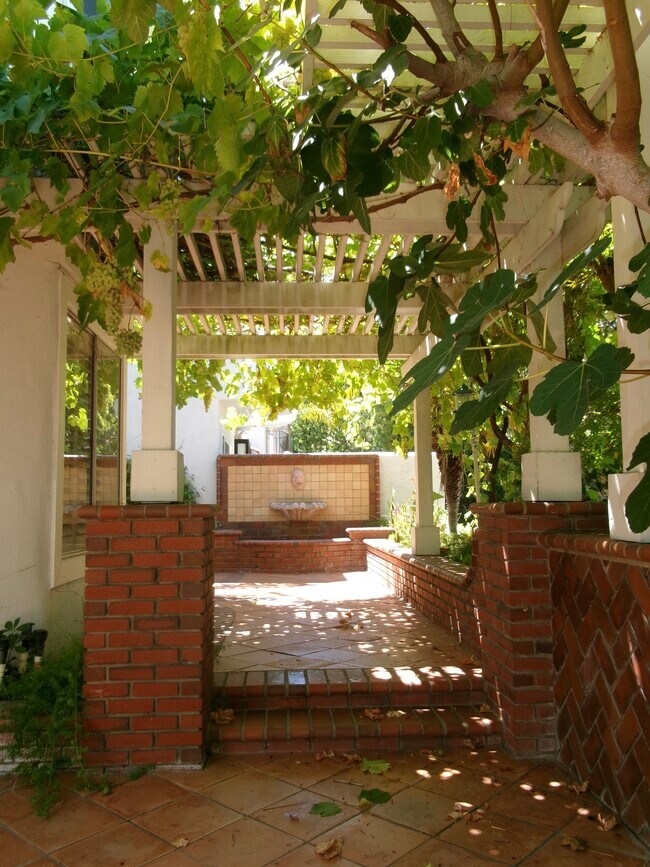 Building Photo - 17 Sarena