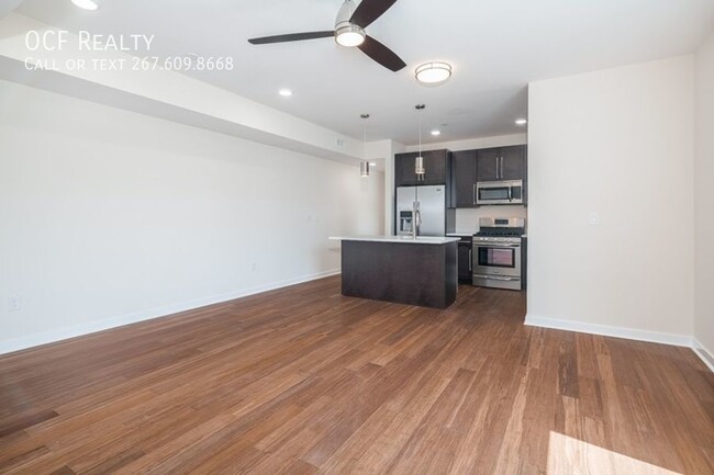 Building Photo - Large Modern Queen Village Three Bedroom /...