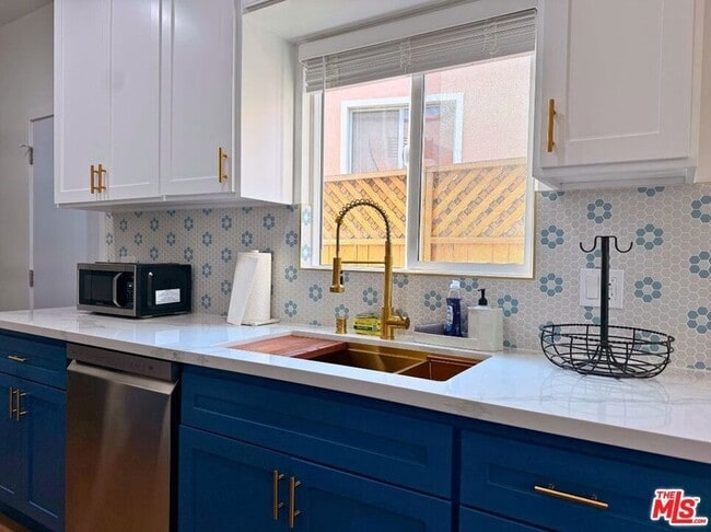 Building Photo - 4879 Hartwick St