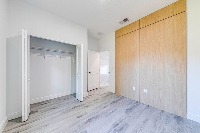 Building Photo - FOR RENT