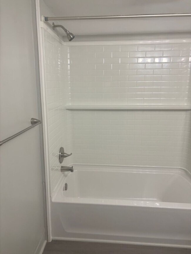 Building Photo - Newly Renovated 1 Bedroom / 1 Bath Apartment