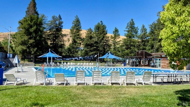 Building Photo - 700 Tamarack Dr