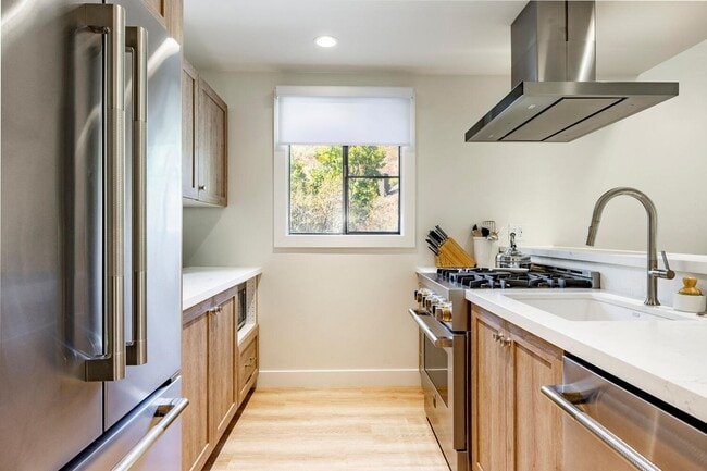 Building Photo - Luxury Condo Retreat at the base of Park C...
