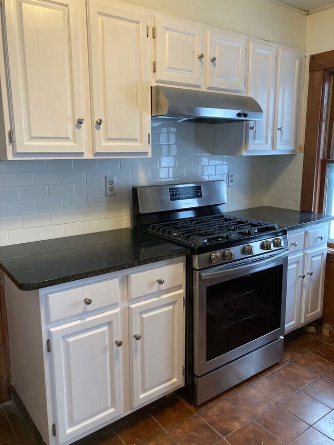 Building Photo - 1200 sq ft 3 bed 1 bath Brighton apartment!