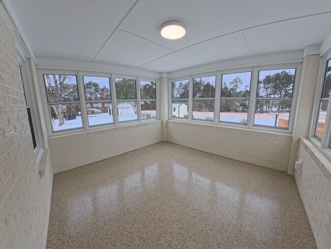 Building Photo - Home on three acre lot with garage