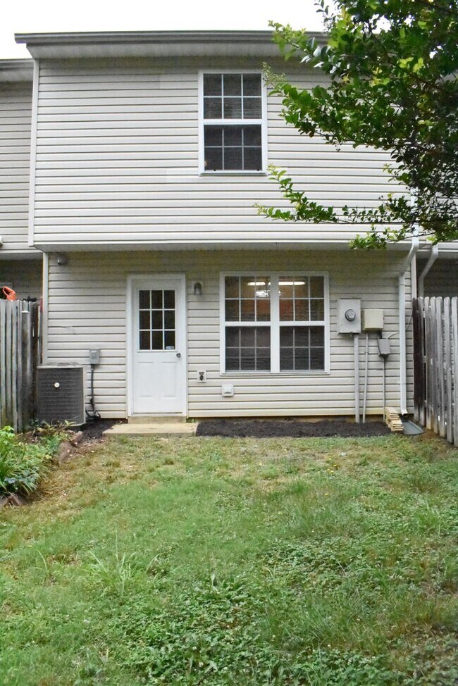 Building Photo - Coventry Creek Townhome
