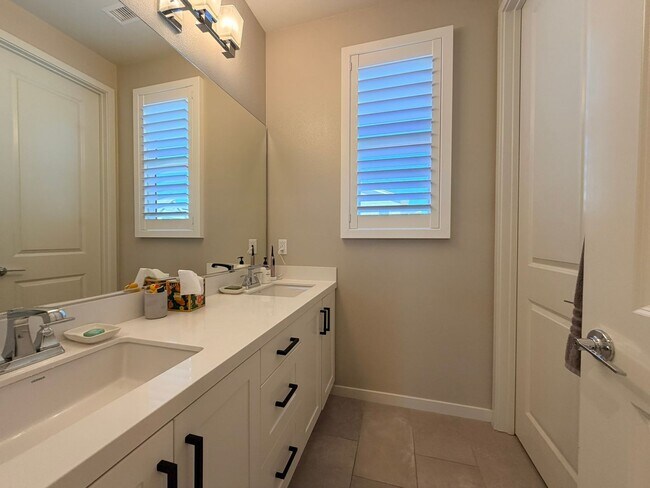 Building Photo - Elegant Rancho Mission Viejo Home with Open Floor Plan