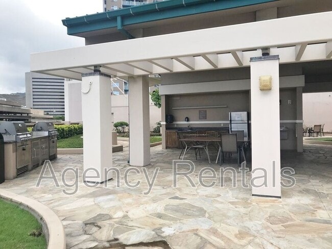 Building Photo - 600 Queen St