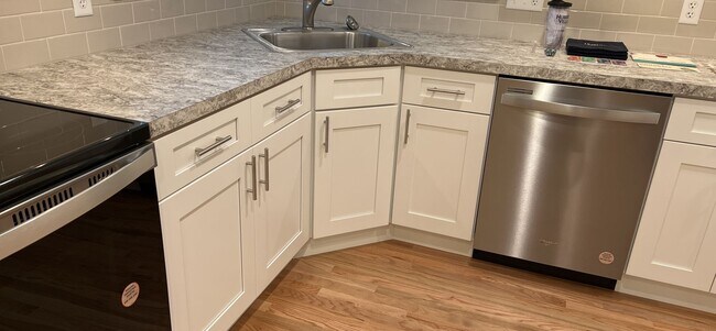 Building Photo - 3 Bedroom 3 Bath House Rental with Basemen...