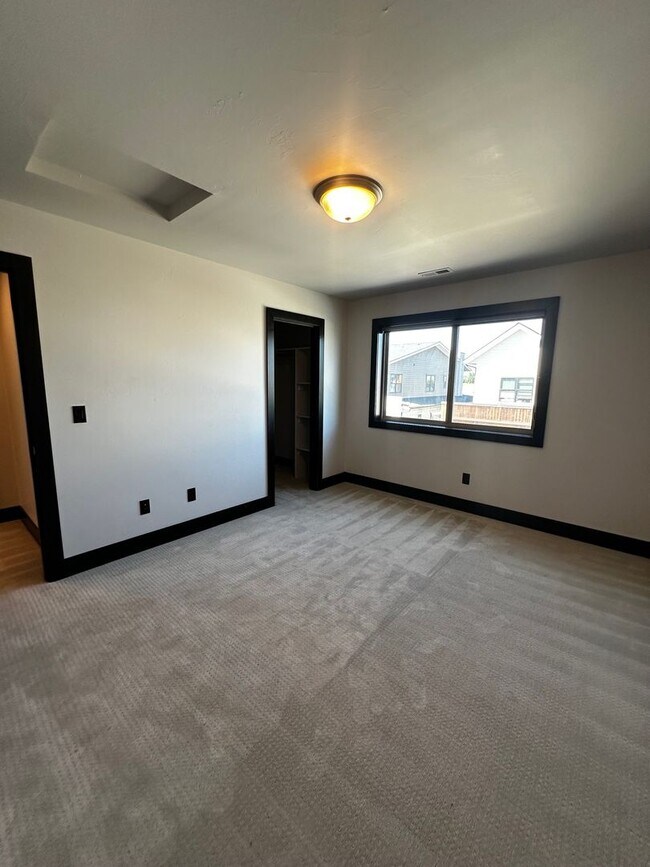 Building Photo - Gorgeous modern 5 bedroom - Minutes from MSU!