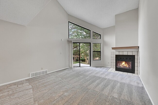 Building Photo - $1,850.00, 2 bed, 2 bath, located in Color...