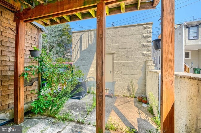 Building Photo - 609 East St