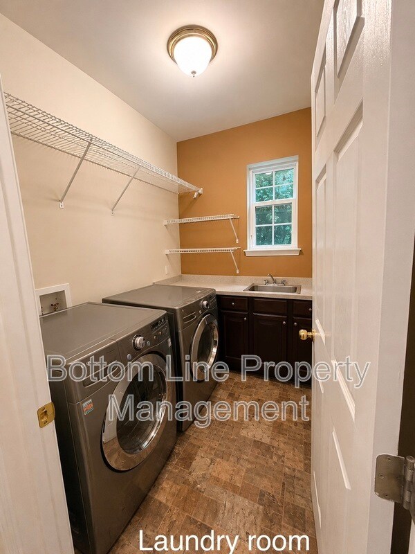 Building Photo - 8045 Talcott Dr