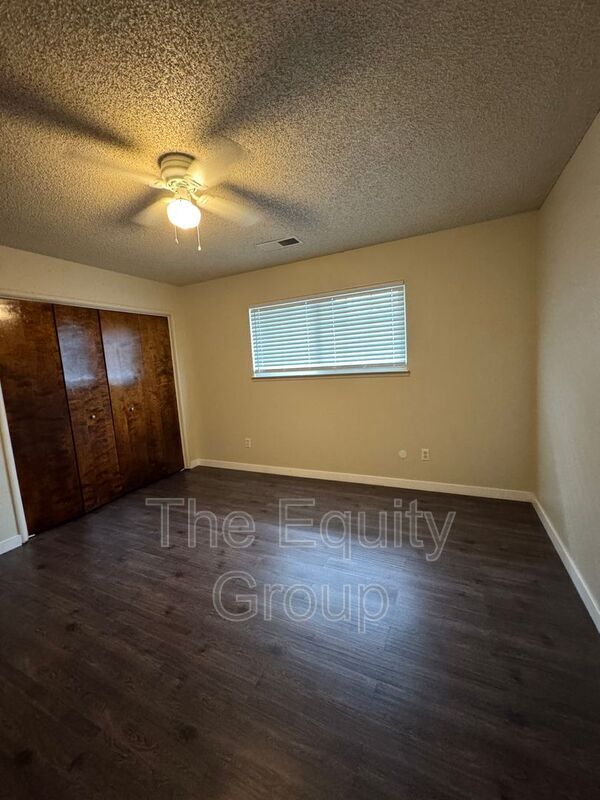 Building Photo - 1009 W Laura Ave