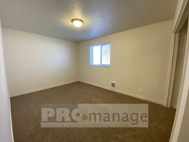 Building Photo - 3 Bed, 1 Bath Apartment w/ 1-Car Garage - Idaho Falls