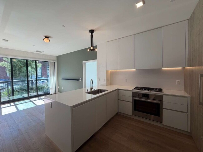 Building Photo - Luxurious Updated Condo in Dogpatch