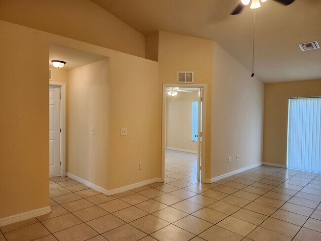 Building Photo - Exceptional 3 bed 2 bath 1 car garage dupl...