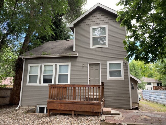 Building Photo - STUDENTS WELCOME! Single-Family Home Walking Distance to CSU!