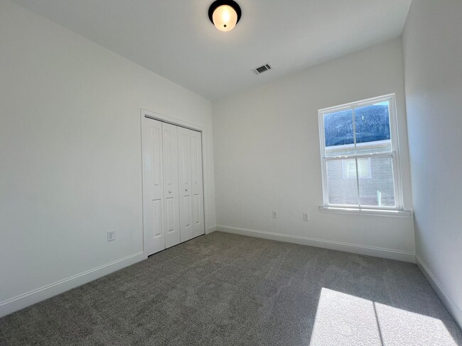 Building Photo - MOVE-IN READY [PET FRIENDLY - SMALL PETS O...