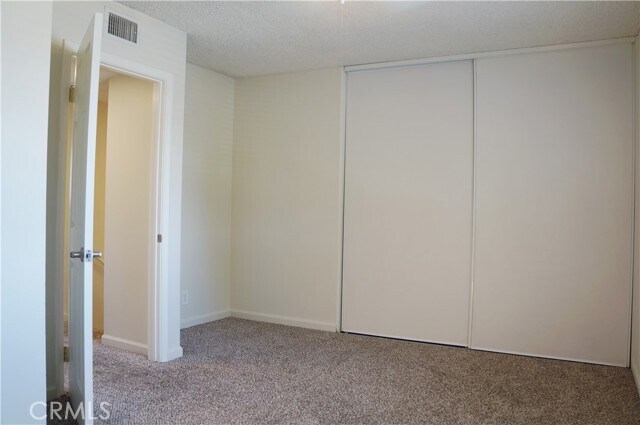 Building Photo - 10650 White Oak Dr