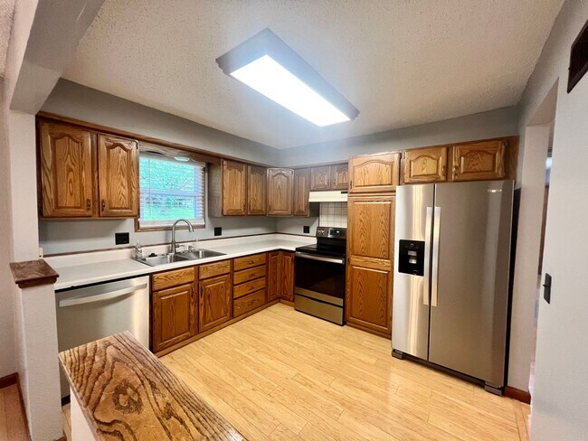 Building Photo - Amazing 3 Bedroom Home!