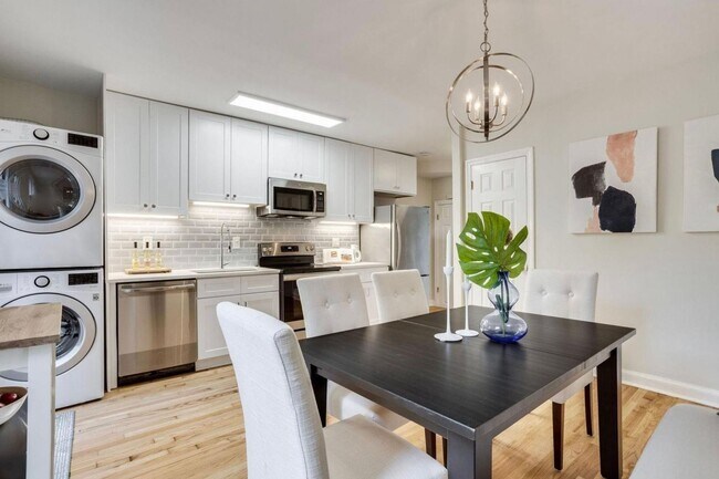 Building Photo - Sunny 2-Bedroom + Den  in SW Waterfront! - Parking included