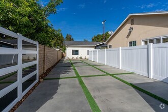 Building Photo - Rent this Beautiful 3 BEDROOM HOME NOW!