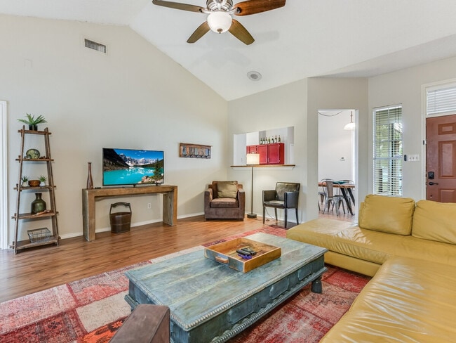 Building Photo - 14608 Town Hill Dr