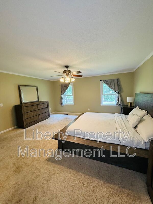 Building Photo - 651 Chelsea Dr
