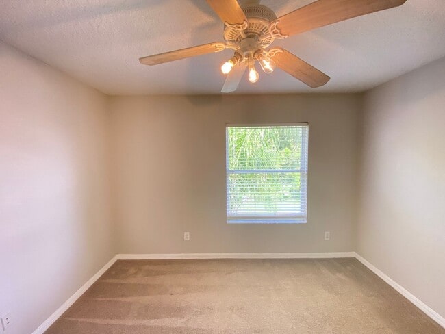 Building Photo - Spacious 4/3 Single Family Home!!