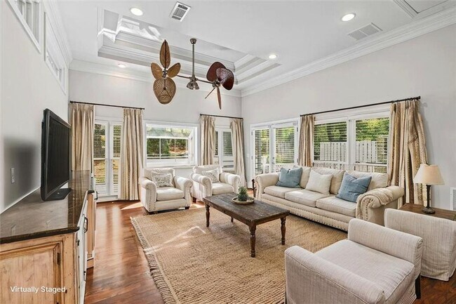 Building Photo - 2420 Castle Ln NE